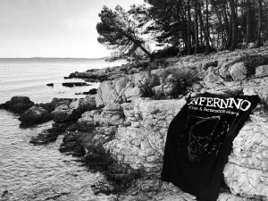 Tetovanie na pláži Infernno Tattoo Pezinok Tetovanie pri mori – Infernno on the Road Chorvátsko (Pakoštane) – Lukáš Pullmann