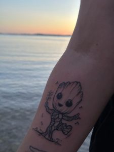 Groot Jemné tetovanie (Fine Line) pre ženy – Infernno Tattoo Pezinok Tetovanie pri mori – Infernno on the Road Chorvátsko (Pakoštane) – Lukáš Pullmann