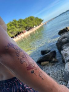 Jemné tetovanie (Fine Line) geometria – Infernno Tattoo Pezinok Tetovanie pri mori – Infernno on the Road Chorvátsko (Pakoštane) – Lukáš Pullmann